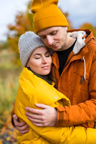 Närbild Porträtt Unga Vackra Par Omfamna Höstparken — Stockfoto