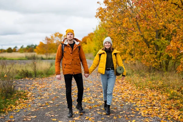 Couple Mignon Randonneurs Avec Sacs Dos Randonnée Dans Forêt Automne — Photo