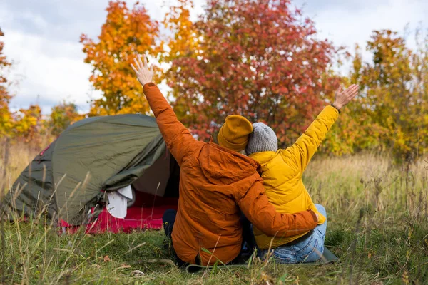 Viaje Amor Vacaciones Otoño Concepto Trekking Vista Trasera Feliz Pareja — Foto de Stock