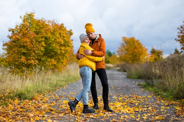 Портрет Молодой Красивой Пары Обнимающейся Осеннем Парке — стоковое фото