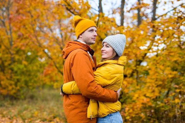 Porträt Eines Niedlichen Verliebten Paares Das Sich Herbstlichen Waldhintergrund Umarmt — Stockfoto