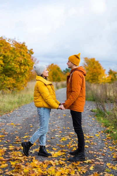 Porträt Eines Jungen Süßen Paares Posiert Herbstpark — Stockfoto