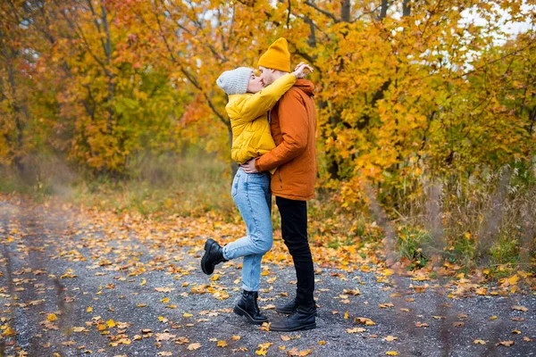 Portrait Beau Couple Embrassant Dans Parc Automne Forêt — Photo