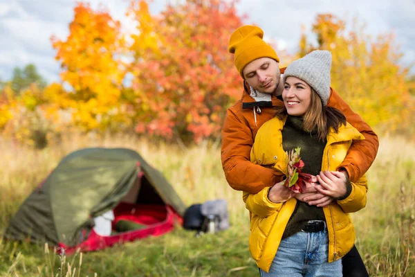 Viaje Amor Concepto Otoño Retrato Pareja Joven Enamorada Posando Cerca — Foto de Stock