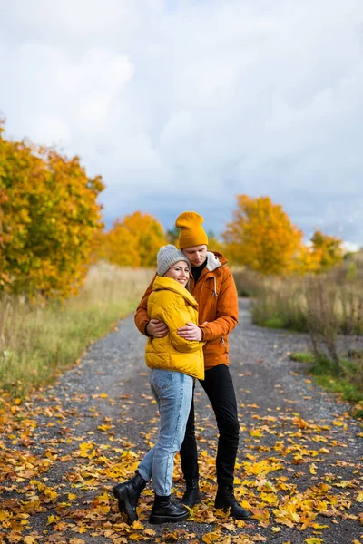 Portrait Handsome Man Beautiful Woman Embracing Autumn Park — Stock Photo, Image