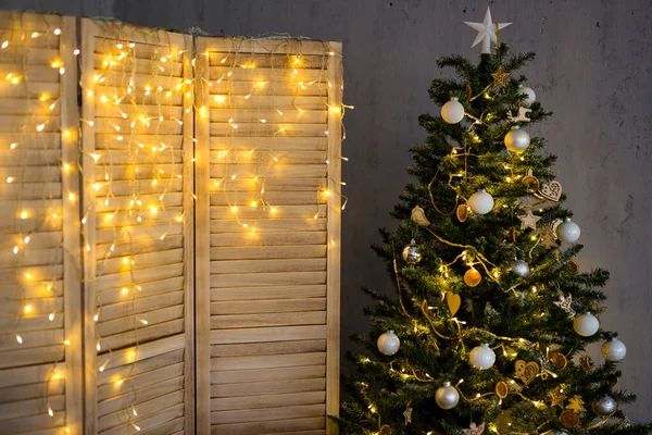 Fundo Natal Árvore Natal Decorada Tela Dobrável Com Luzes Guirlanda — Fotografia de Stock