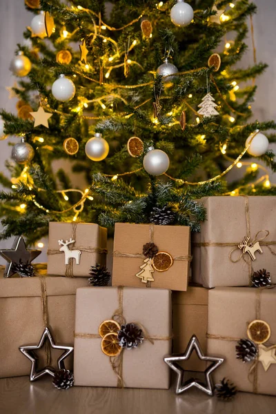 クリスマスの背景 装飾されたクリスマスツリーの下のギフトボックスの閉鎖 — ストック写真