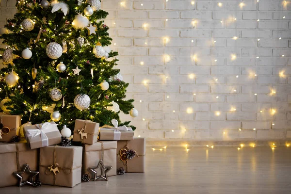 Vánoční Stromeček Hromada Dárkových Krabic Kopírovat Prostor Přes Bílou Cihlovou — Stock fotografie