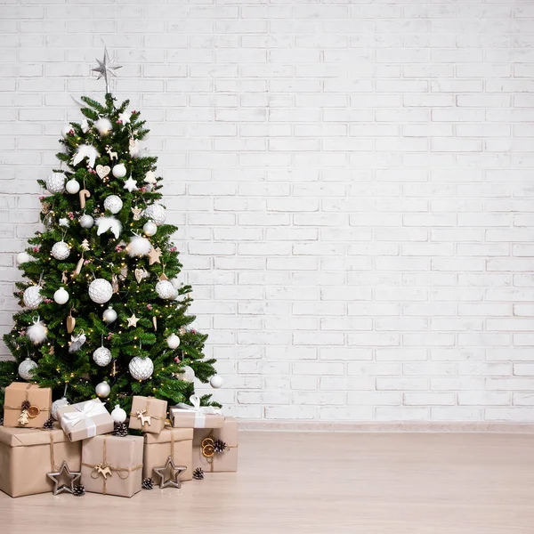 Zdobené Vánoční Stromek Hromada Dárkových Krabic Přes Bílou Cihlovou Zeď — Stock fotografie