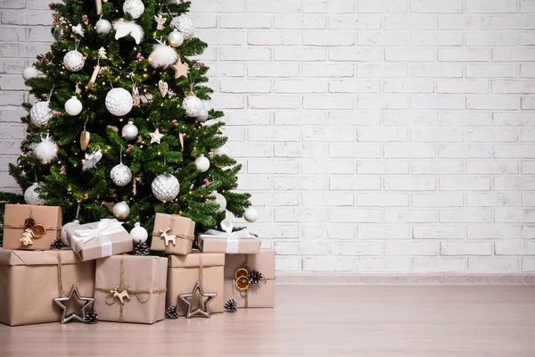 Árvore Natal Decorada Caixas Presente Sobre Fundo Parede Tijolo Branco — Fotografia de Stock