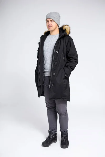 Gri Arka Planda Poz Veren Sıcak Kış Kıyafetleri Içindeki Genç — Stok fotoğraf