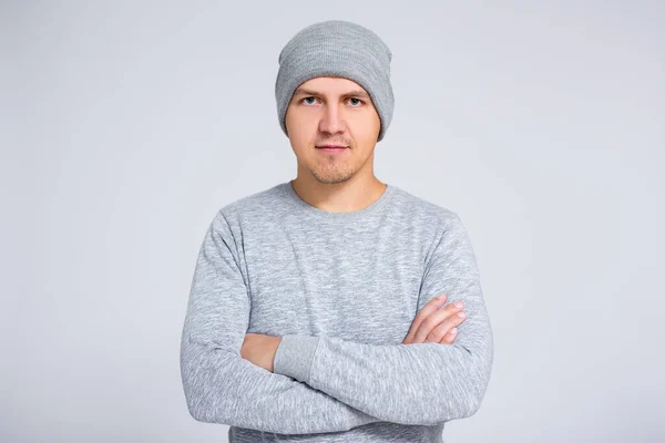Portret Młodego Człowieka Ciepłych Zimowych Ubraniach Szarym Tle — Zdjęcie stockowe