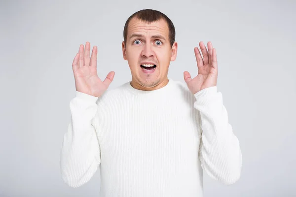 Retrato Hombre Sorprendido Divertido Gritando Sobre Algo Sobre Fondo Gris —  Fotos de Stock