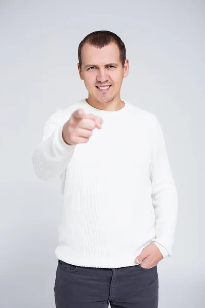 Portret Młodego Wesołego Mężczyzny Wskazującego Palcem Ciebie — Zdjęcie stockowe
