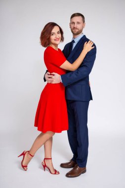 Sevgililer Günü konsepti. Beyaz üzerine poz veren sevimli bir çiftin uzun boy portresi.