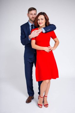 Sevgililer Günü konsepti - beyaz arkaplanda poz veren zarif bir çiftin tam boy portresi