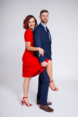 Sevgililer günü ve aşk konsepti - beyaz arka planda zarif bir çiftin tam boy portresi