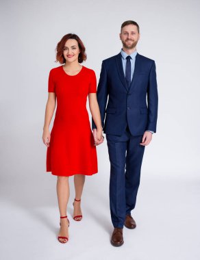 İlişki ve aşk kavramı - birbirine aşık çiftlerin el ele tutuşması ve beyaz arka planda yürümesi.