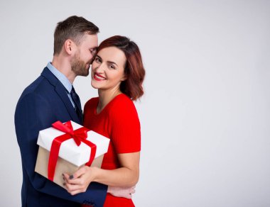 Sevgililer günü, ilişki ve aşk konsepti - hediye kutusuna aşık çiftlerin portresi ve beyaz arka planda fotokopi alanı