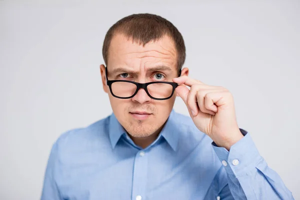 Portrait Jeune Homme Affaires Sérieux Lunettes Regardant Caméra Sur Fond — Photo