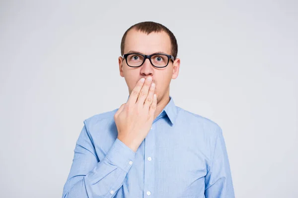 Förvånad Eller Rädd Ung Affärsman Täcker Munnen Med Handen Över — Stockfoto