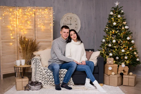 Weihnachts Und Liebeskonzept Junges Schönes Paar Sitzt Wohnzimmer Mit Weihnachtsbaum — Stockfoto