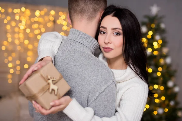 Weihnachten Liebe Und Überraschungskonzept Porträt Eines Glücklichen Jungen Schönen Verliebten — Stockfoto