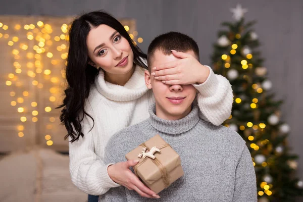 Weihnachten Liebe Und Überraschungskonzept Schöne Frau Überrascht Ihren Freund Mit — Stockfoto