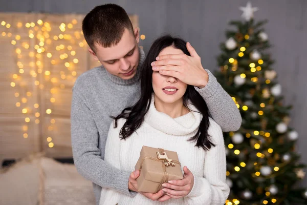 Weihnachten Liebe Und Überraschungskonzept Junger Mann Überrascht Freundin Mit Weihnachtsgeschenk — Stockfoto