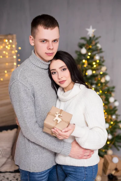 Weihnachten Neujahr Und Liebeskonzept Junges Verliebtes Paar Posiert Vor Geschmücktem — Stockfoto