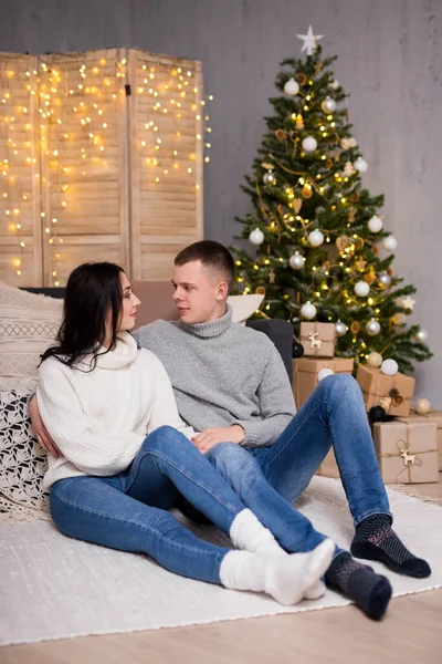 Weihnachten Neujahr Und Liebeskonzept Junges Verliebtes Paar Sitzt Geschmückten Wohnzimmer — Stockfoto