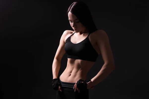 Hermosa Chica Sexy Con Cuerpo Muscular Posando Sobre Fondo Negro — Foto de Stock
