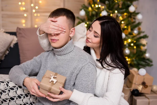 Weihnachten Neujahr Liebe Und Überraschungskonzept Schöne Frau Überrascht Ihren Freund — Stockfoto