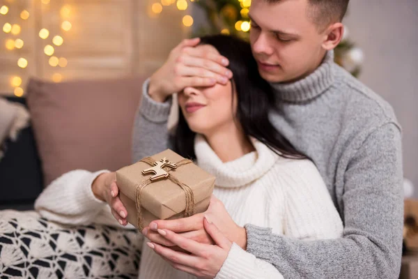 Weihnachten Neujahr Liebe Und Überraschungskonzept Junger Mann Überrascht Seine Freundin — Stockfoto