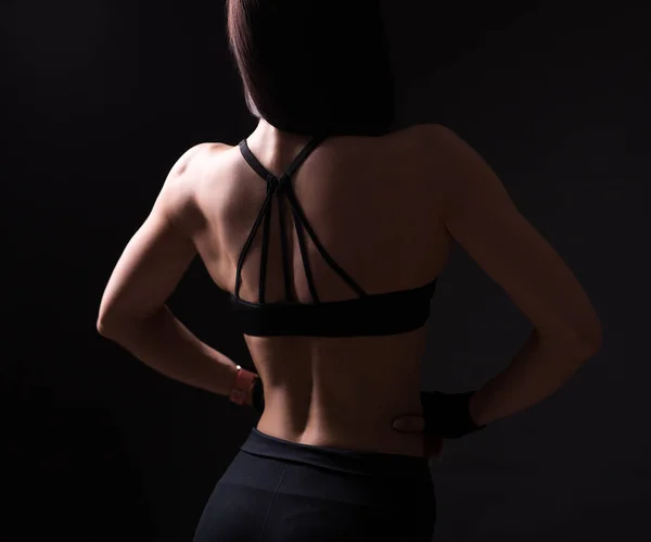 Вид Сзади Сексуальной Девушки Мускулистым Телом Позирующей Чёрном Фоне — стоковое фото