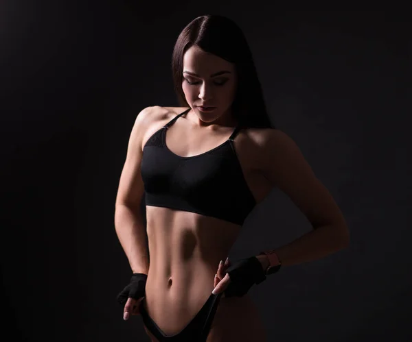 Portret Van Sexy Jonge Mooie Sportieve Vrouw Poseren Zwarte Achtergrond — Stockfoto