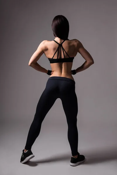 Полная Длина Задний Вид Красивой Спортивной Женщины Мускулистым Телом Позирует — стоковое фото