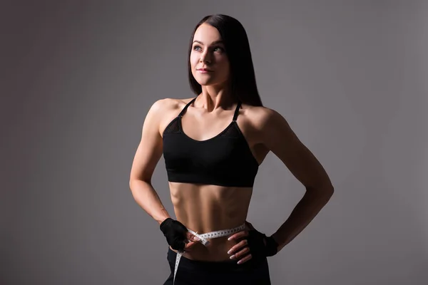 Retrato Jovem Bela Mulher Esportiva Com Corpo Muscular Medindo Cintura — Fotografia de Stock