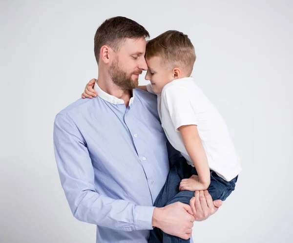 Πορτρέτο Του Νεαρού Πατέρα Και Χαριτωμένο Μικρό Γιο Αγκαλιάζει Πάνω — Φωτογραφία Αρχείου
