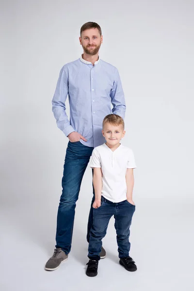 Full Längd Porträtt Ung Far Och Son Poserar Över Vit — Stockfoto