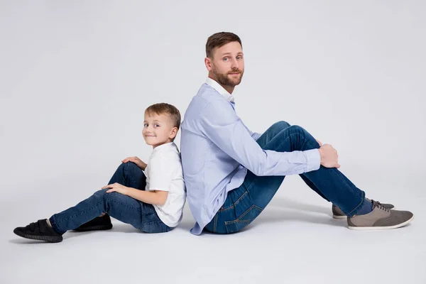 Ευτυχισμένη Οικογενειακό Πορτρέτο Πατέρας Χαριτωμένο Μικρό Γιο Κάθεται Πάνω Από — Φωτογραφία Αρχείου