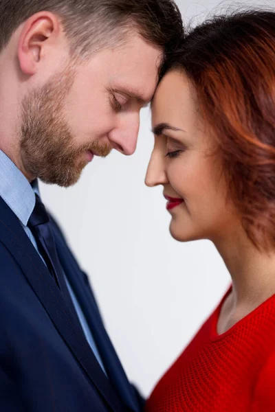 Valentinstag Und Liebeskonzept Porträt Eines Niedlichen Eleganten Paares Das Sich — Stockfoto