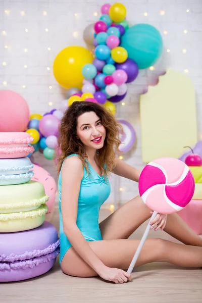 Young Beautiful Woman Swimsuit Posing Giant Pastry — Stock Photo, Image