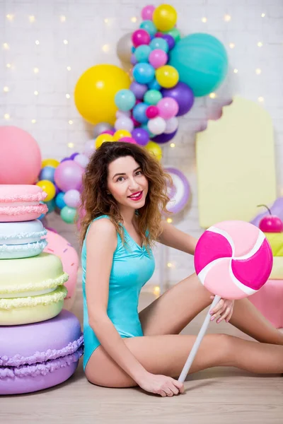 Jovem Bela Mulher Maiô Posando Com Pastelaria Gigante — Fotografia de Stock