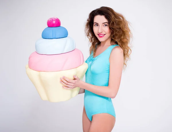 Giovane Bella Donna Costume Bagno Posa Con Cupcake Gigante Sfondo — Foto Stock