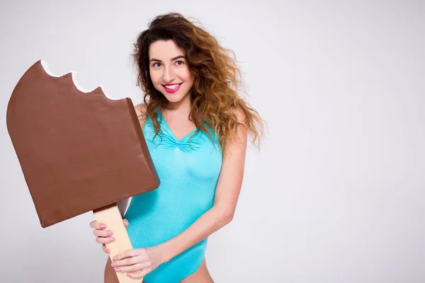 Ritratto Giovane Donna Costume Bagno Posa Con Gelato Gigante Sfondo — Foto Stock