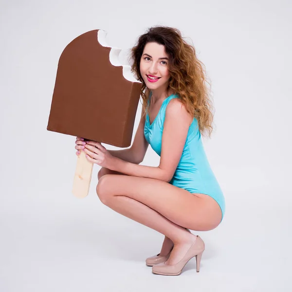 Красива Сексуальна Жінка Купальнику Позує Гігантським Морозивом Сірому Фоні — стокове фото