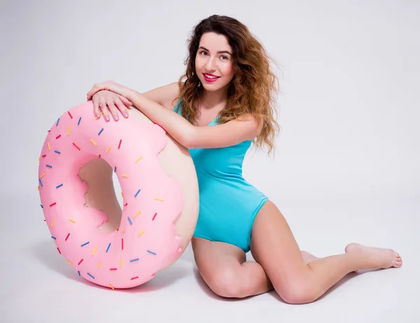 Giovane Bella Donna Sexy Costume Bagno Posa Con Ciambella Gigante — Foto Stock