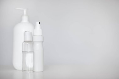 El hijyeni kavramı - beyaz arka plan üzerinde farklı şişe dezenfektan ya da sıvı sabun