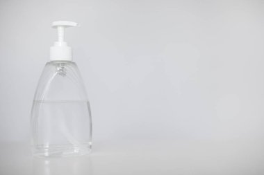 el hijyeni ya da dezenfeksiyon konsepti - beyaz zemin üzerinde bir şişe dezenfekte jeli ya da sıvı sabun